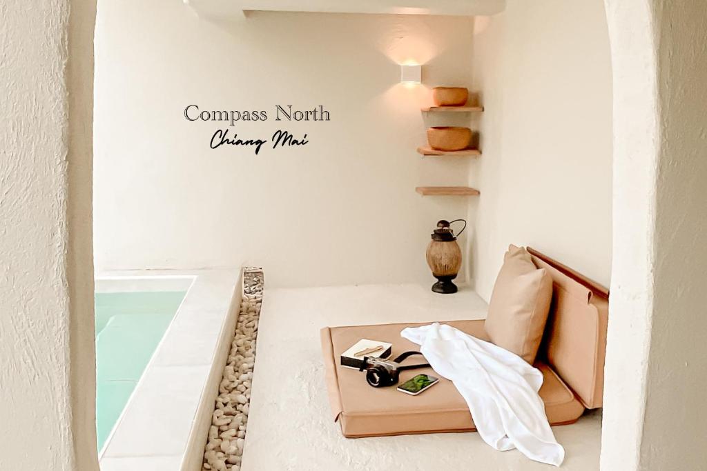 Ban Pa Lan的住宿－Compass North - PoolVilla & BBQ，一间房间,配有一张桌子和一张盒子