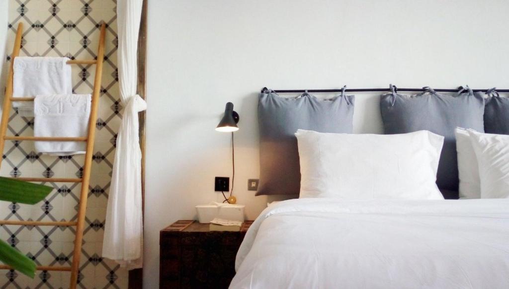 Rúm í herbergi á il Piccolo Polpo Hotel