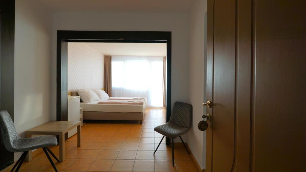 Postel nebo postele na pokoji v ubytování Plazs Hotel Siófok