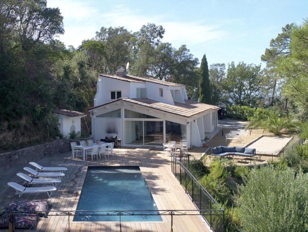 ein Haus mit einem Pool vor einem Haus in der Unterkunft Villa Ormarine, vue exceptionnelle sur la baie de Cannes et le Mercantour in Les Adrets-de-l’Estérel