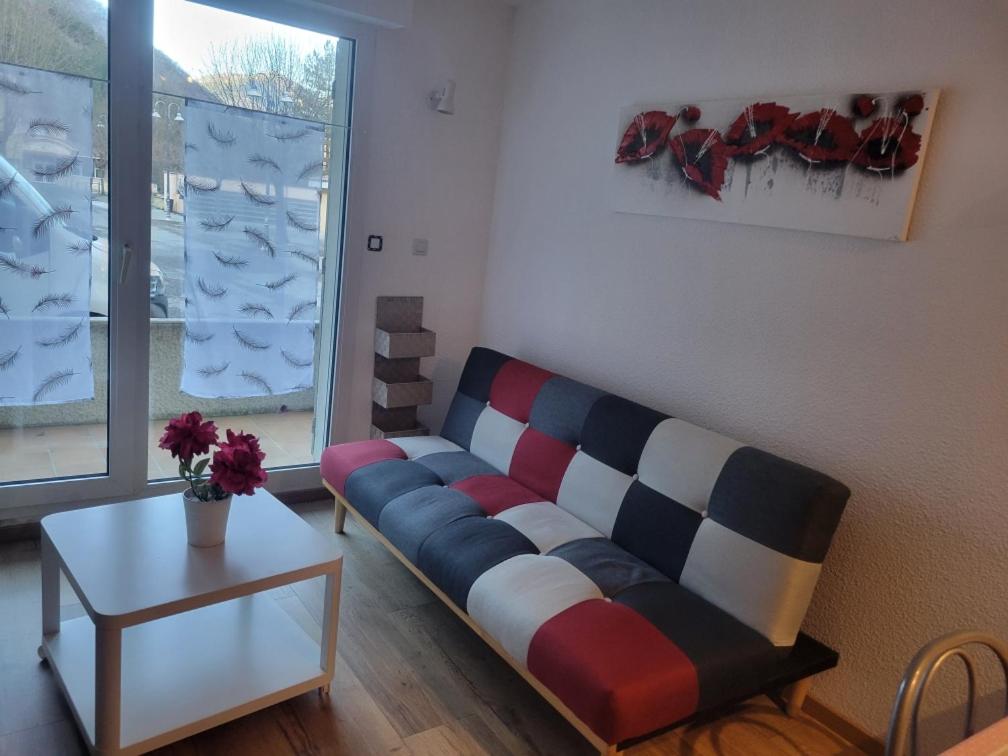 sala de estar con sofá y mesa en DIGNE LES BAINS, en Digne-les-Bains