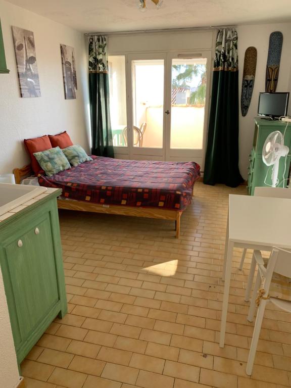 un salon avec un lit et une table dans l'établissement Studio Naturiste BIRD Port Soleil 442, au Cap d'Agde