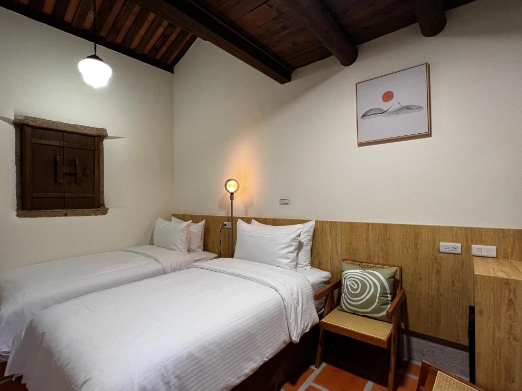 Postel nebo postele na pokoji v ubytování 金門悠哉悠古厝民宿 Yozaiyo39 B&B