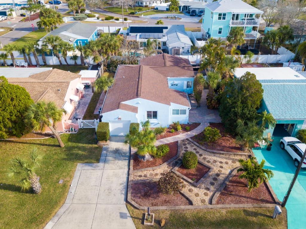 una vista aerea di una casa con palme di The Redington Beach House a St Pete Beach