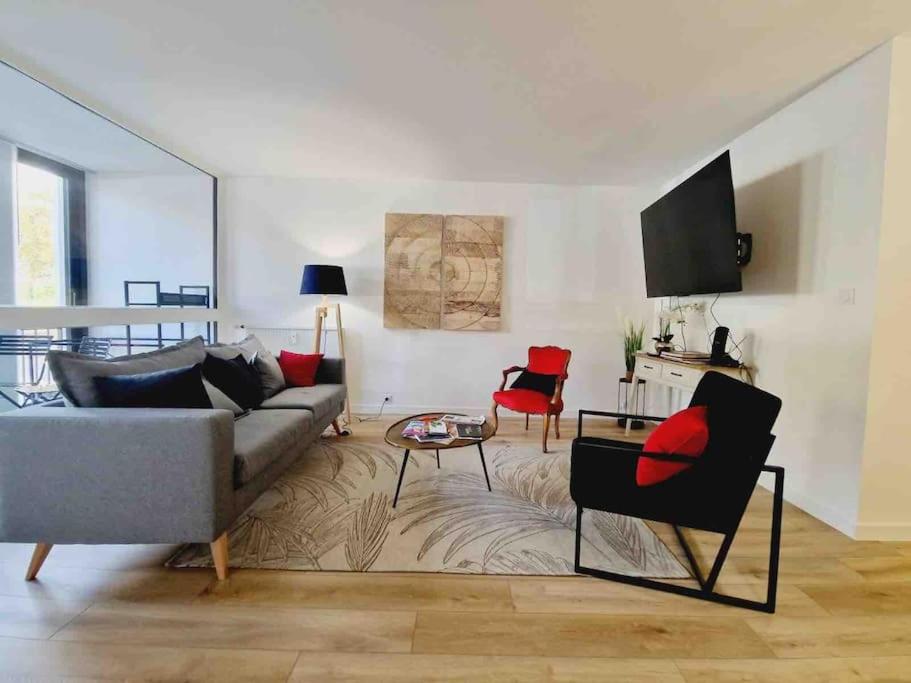 - un salon avec un canapé et deux chaises dans l'établissement Appartement 3 salles de bains 3 chambres 6 personnes, à Limoges