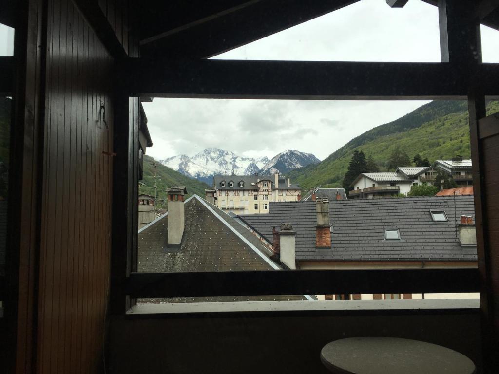 - une vue sur une ville avec des montagnes dans l'établissement Appartement Brides Confort, à Brides-les-Bains