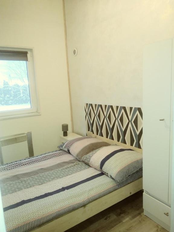 Postel nebo postele na pokoji v ubytování Malowniczy domek w Białowieży