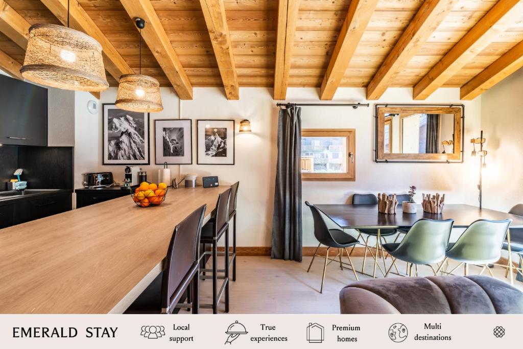 cocina y comedor con mesa y sillas en Sapelli apartment Argentière Chamonix - by EMERALD STAY en Chamonix-Mont-Blanc