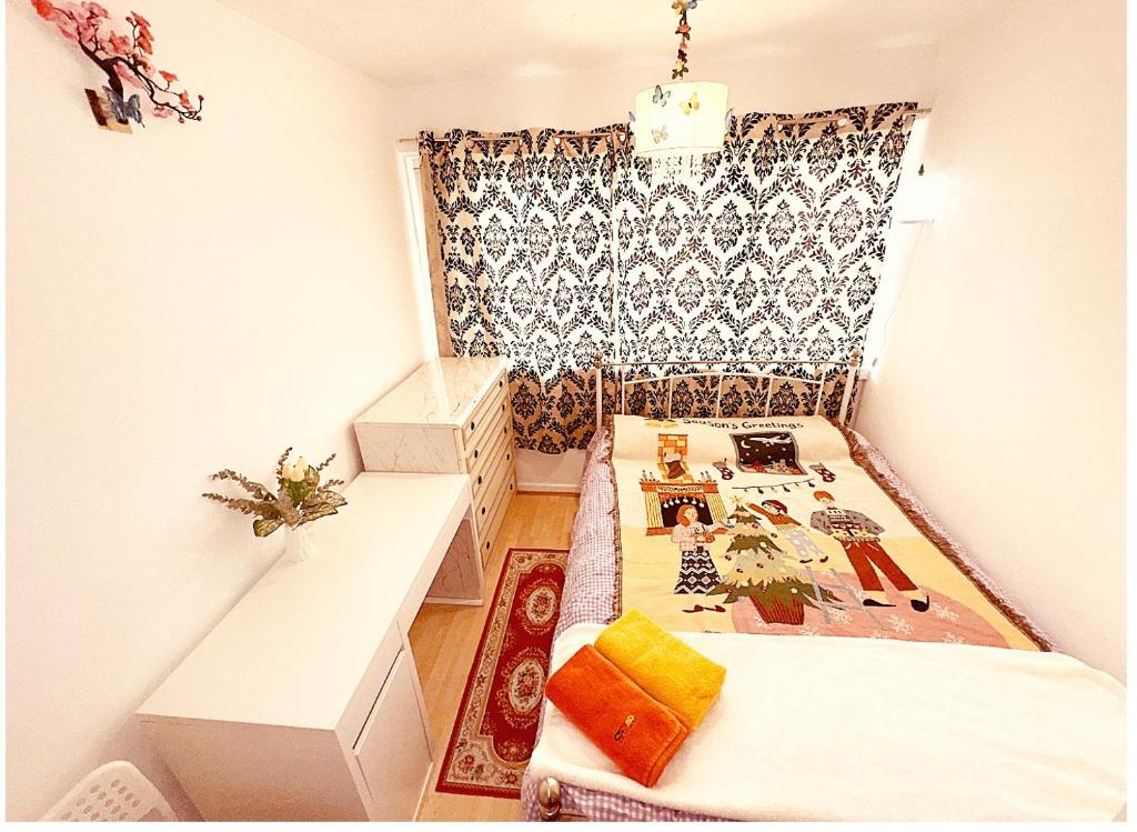 um pequeno quarto com uma cama e uma janela em EXCELLENT DOUBLE ROOMS IN CHEAP RATE AROUND CENTRAL LONDON em Londres