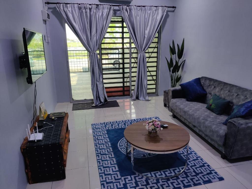 sala de estar con sofá y mesa en Just Homestay en Sitiawan