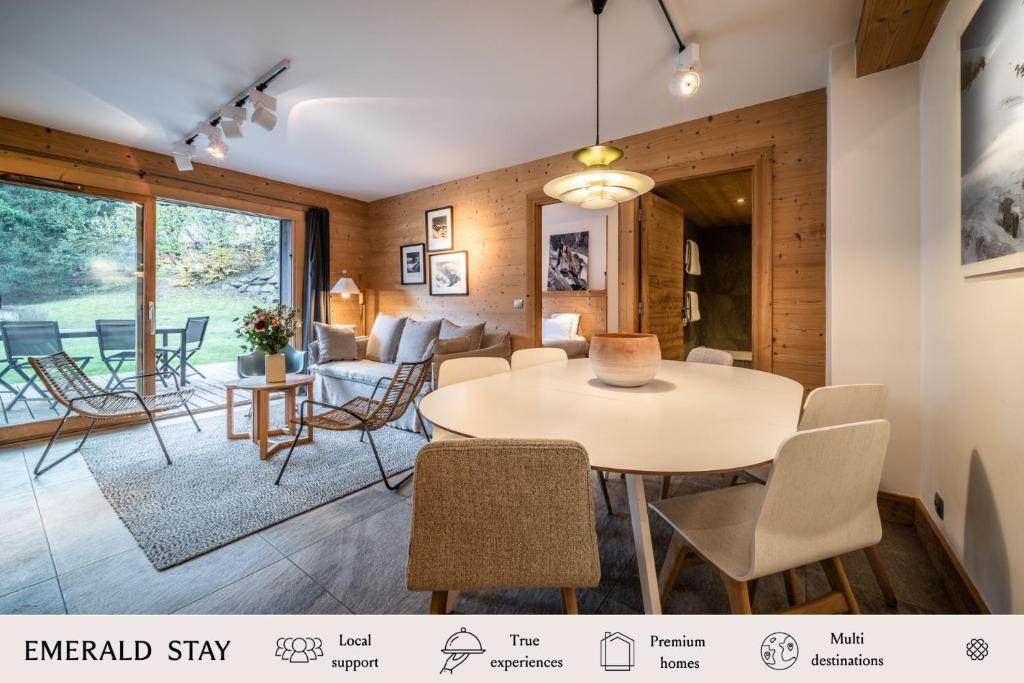 uma sala de jantar e sala de estar com mesa e cadeiras em Apartment Valvisons Les Houches Chamonix - by EMERALD STAY em Les Houches