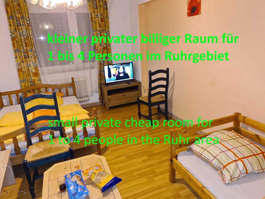 una camera con due letti e una tv di RuhrRoom RR a Gelsenkirchen