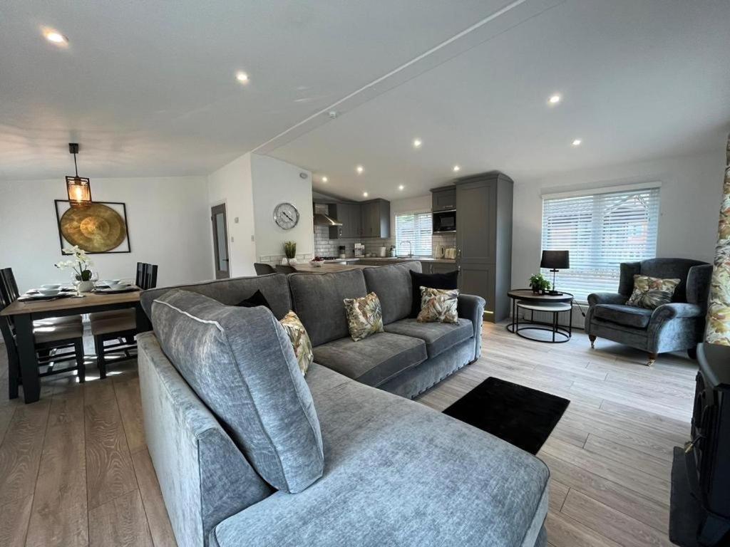 sala de estar con sofá y mesa en The Luxurious Langdale 6 Lodge at Park Dean White Cross Bay, Lake Windermere en Windermere