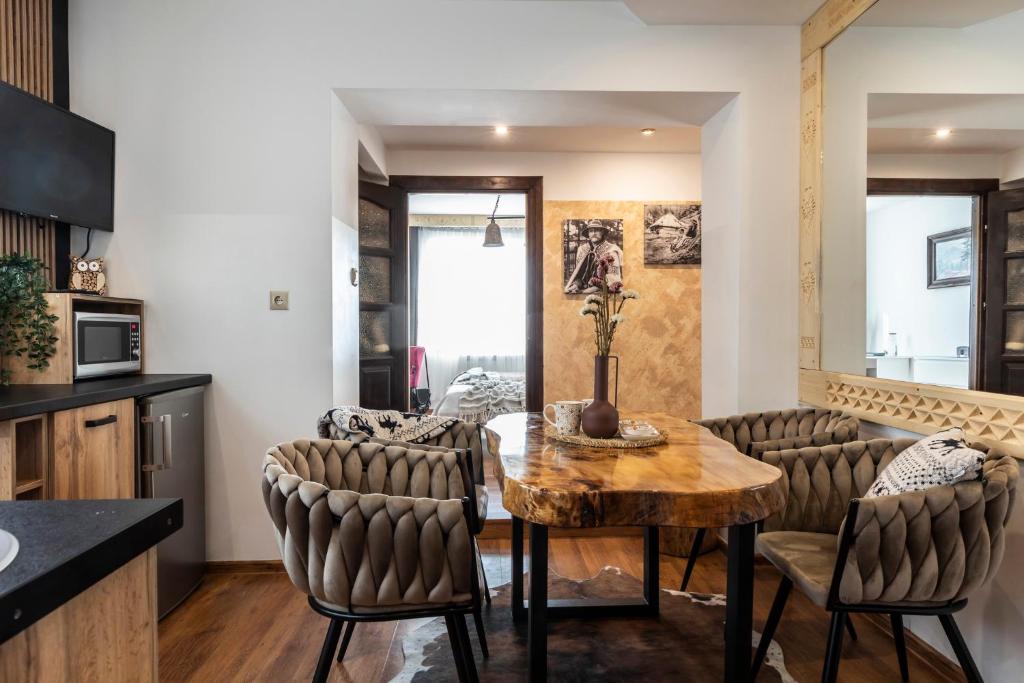 una cucina e un soggiorno con tavolo e sedie di Willa CHWOST-w pobliżu Zakopanego i Term a Zakopane