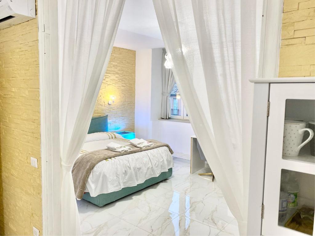 ein Schlafzimmer mit einem Bett in einem Zimmer mit einem Kamin in der Unterkunft Mozart Apartment in Vibo Valentia