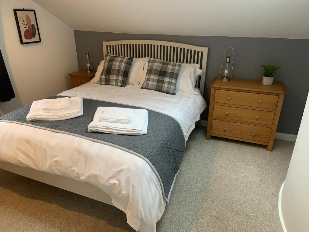 a bedroom with a bed with two towels on it at Pass the Keys Stunning townhouse in uphill historic Lincoln in Lincoln