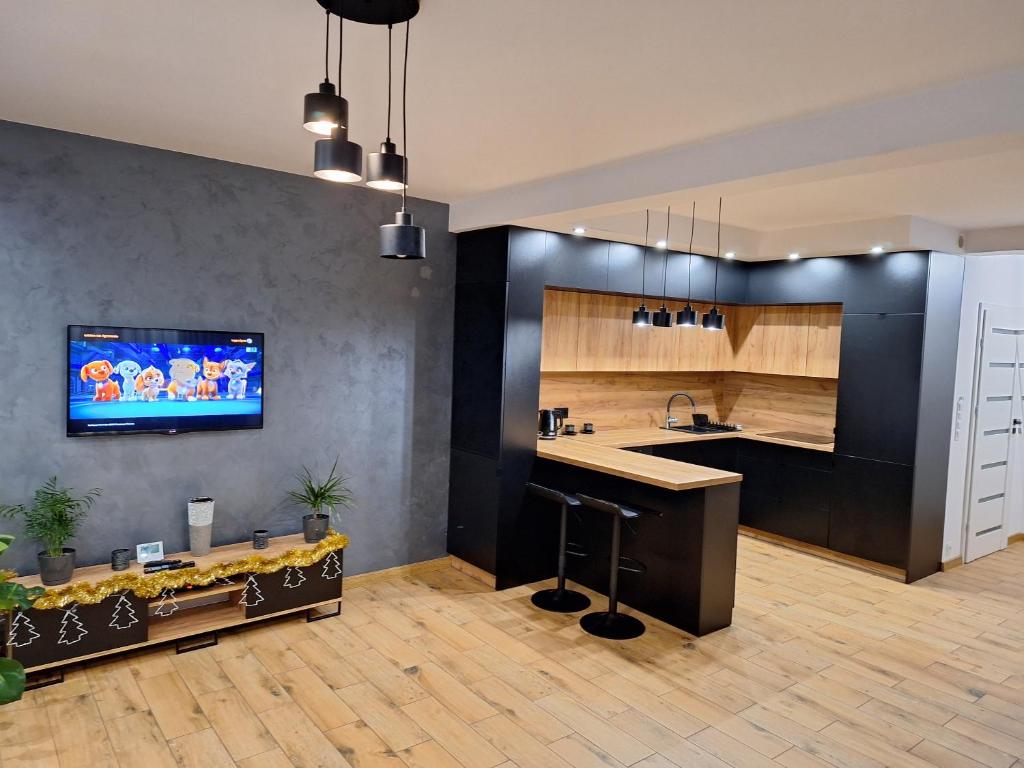 eine Küche mit einer Theke und einer Bar in einem Zimmer in der Unterkunft Dom w Beskidzie - dla rodzin in Nowy Sącz