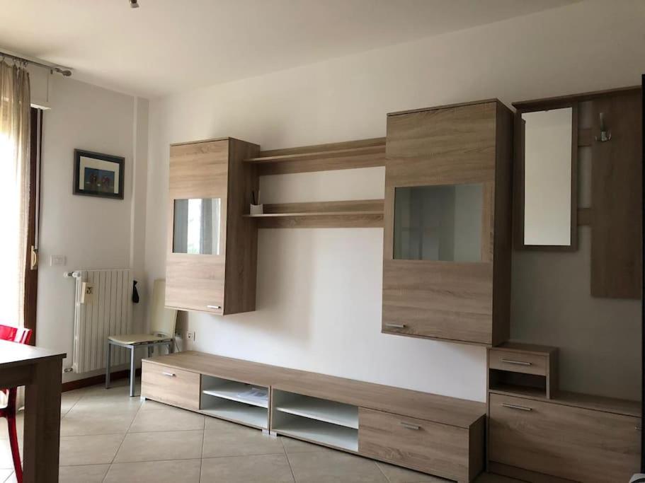 un soggiorno con grande mensola in legno e armadi di Appartamento residenziale con posto auto privato a Sassari