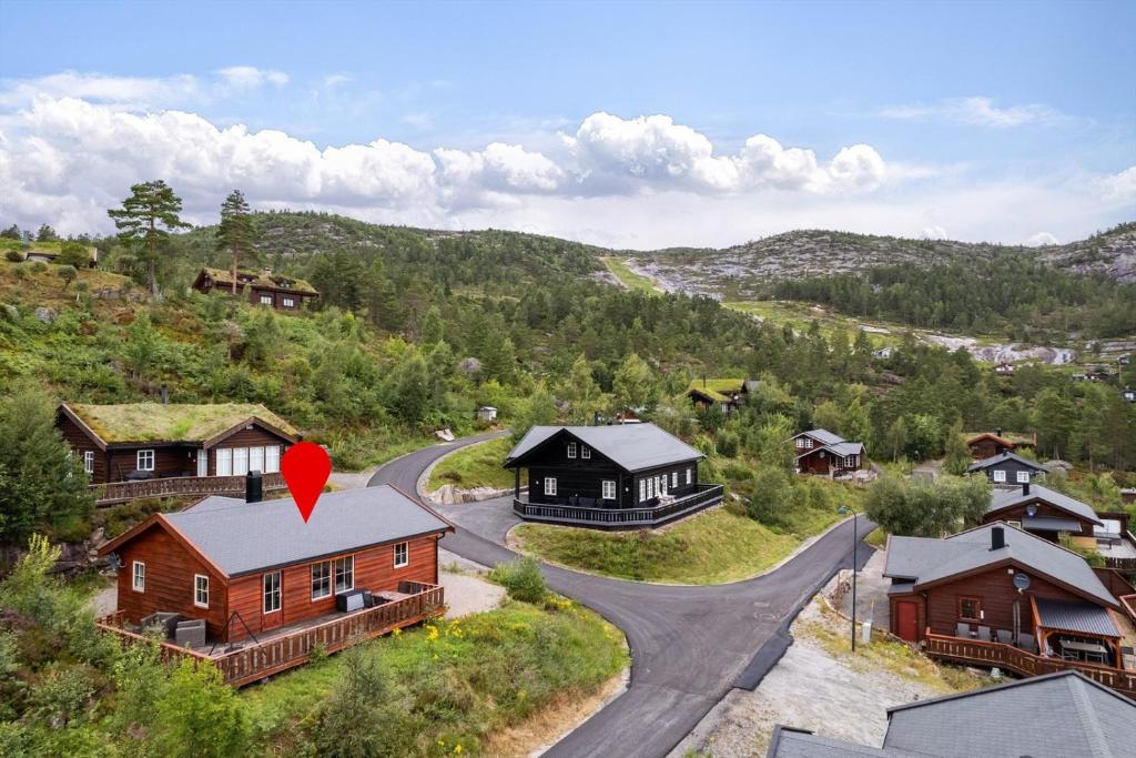 a house with a heart on top of it at Hygge på fjellet in Øyuvstad