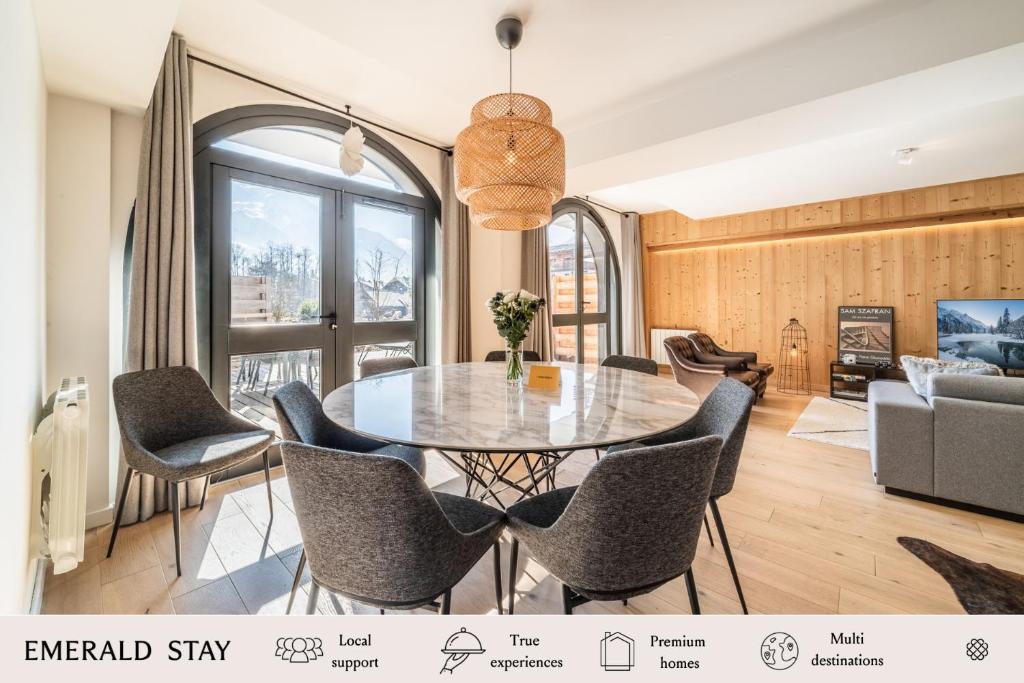 Televízia a/alebo spoločenská miestnosť v ubytovaní Apartment Le Gui Chamonix - BY EMERALD STAY