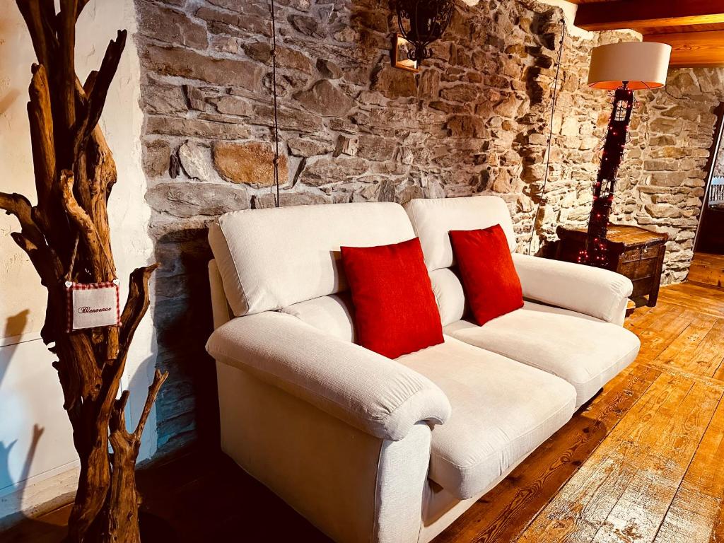 ラ・サルにあるMaison Bovetのリビングルーム(白いソファ、赤い枕2つ付)