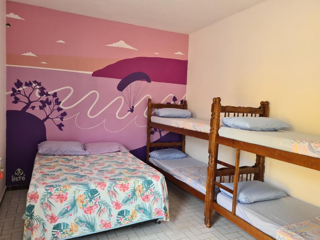 Ένα ή περισσότερα κρεβάτια σε δωμάτιο στο Tia Dica Hostel