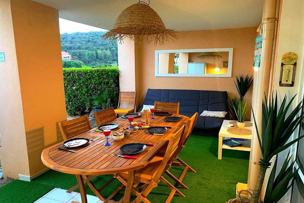 Posezení v ubytování Dans un cadre d'exception, Vue mer panoramique à Agay Côte d'Azur, Village Vacances Cap Estérel, T2 avec jardin, golf, climatisation, Wifi, 5 piscines
