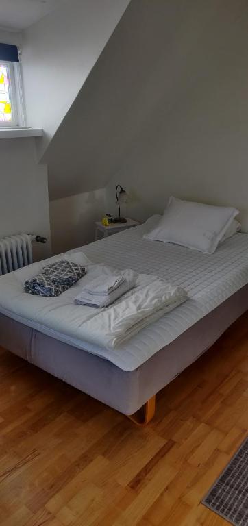 1 dormitorio con 1 cama grande con colchón blanco en Åberg12, en Höör