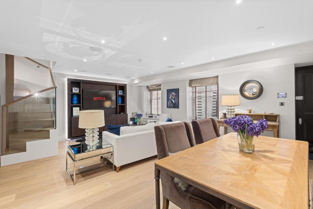 a living room with a table and a couch at St James Park and Westminster Luxury Suite in London