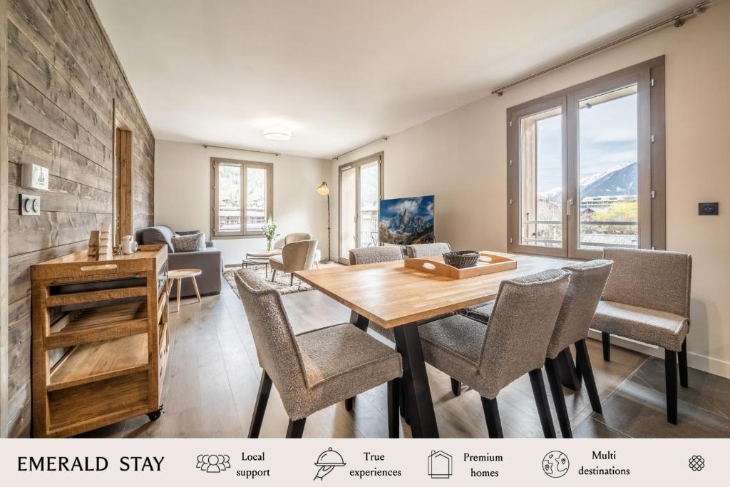 une salle à manger avec une table et des chaises dans l'établissement Kalmia Chamonix - BY EMERALD STAY, à Chamonix-Mont-Blanc