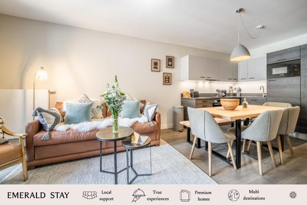 un salon avec un canapé et une table dans l'établissement Kotibé Chamonix - BY EMERALD STAY, à Chamonix-Mont-Blanc