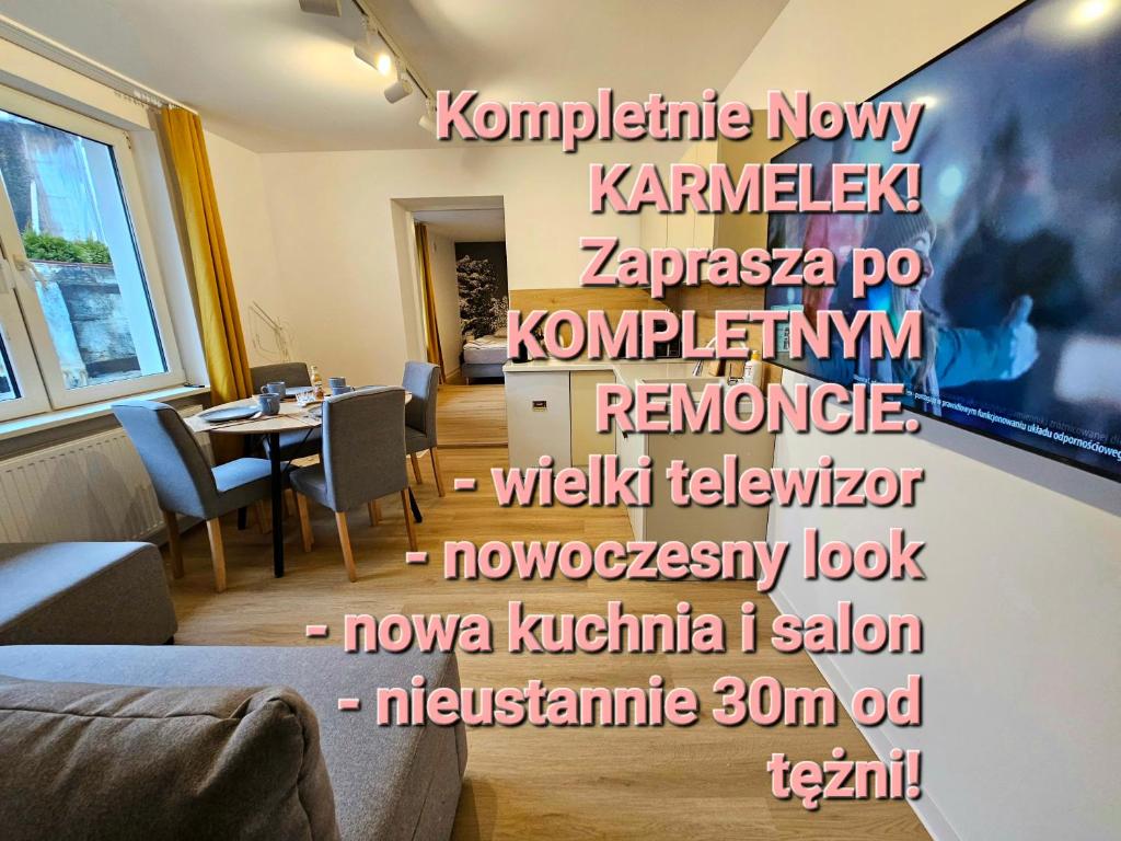 una habitación con una mesa y una pared con palabras. en Słony Karmel Ciechocinek - minisanatorium, masaże, kosmetyczka, inhalacje 32 metry od tężni CAŁY NA WYŁĄCZNOŚĆ, en Ciechocinek