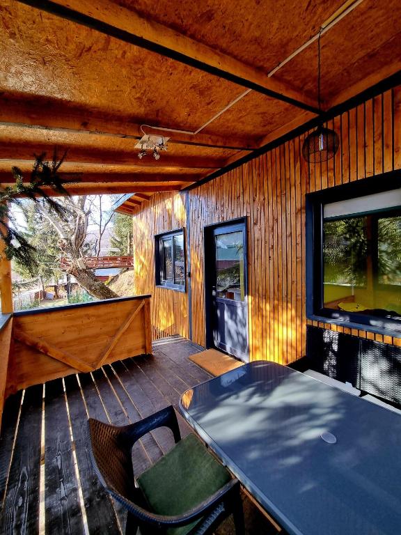 TV a/nebo společenská místnost v ubytování Tiny House Căsuța cocoțată - Valea Doftanei - 2camere