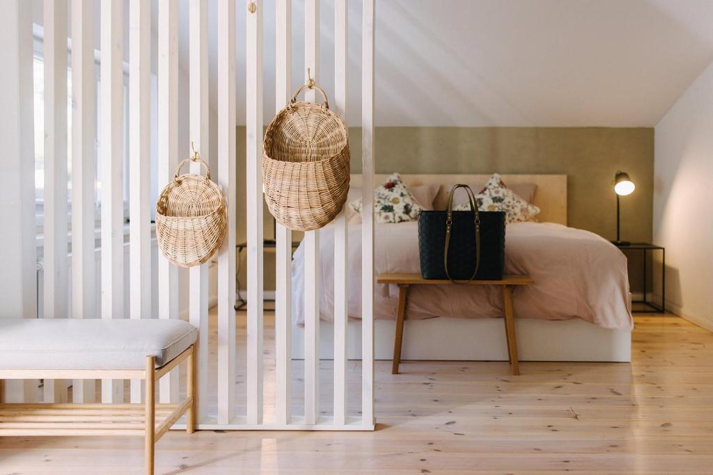 a bedroom with a bed and a table with two baskets at Urlaub an der Flensburger Förde mit Sauna & schönem Ambiente in Flensburg