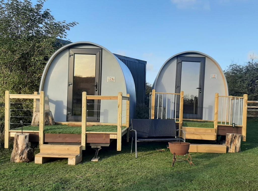 The Fox Pod at Nelson Park Riding Centre Ltd GLAMPING POD Birchington, Ramsgate, Margate, Broadstairs, also available we have the Pony Pod and Trailor Escapes converted horse box في بيرتشينغتون: بضعة أكواخ جالسة على العشب