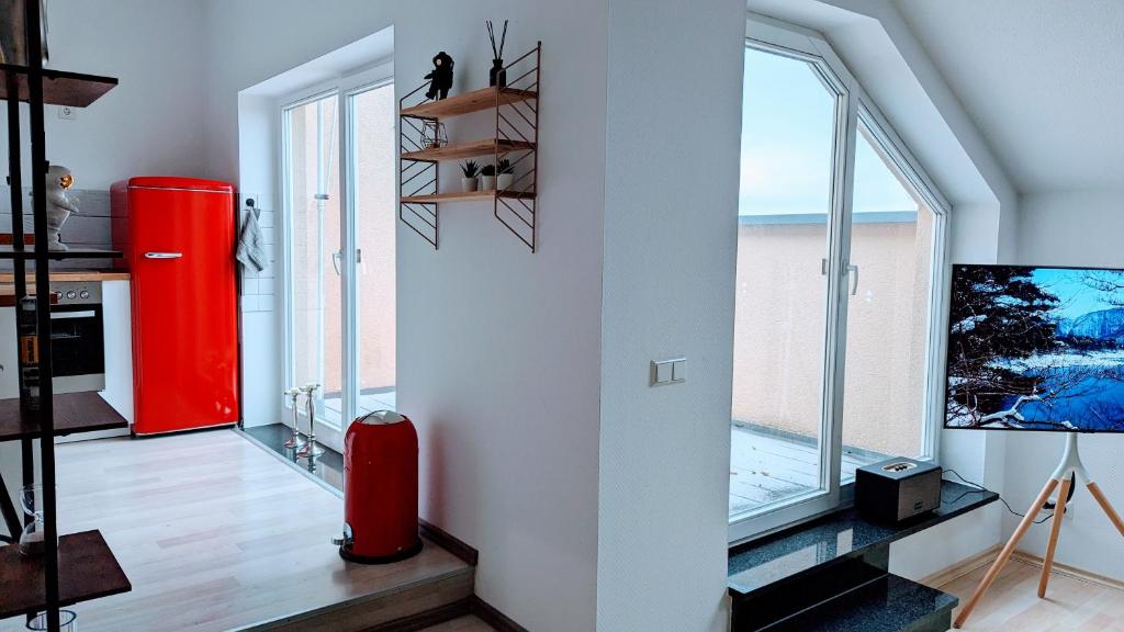 En eller flere senge i et værelse på Rooftop Art Apartment, E-Roller,Ausblick,WLAN,TV