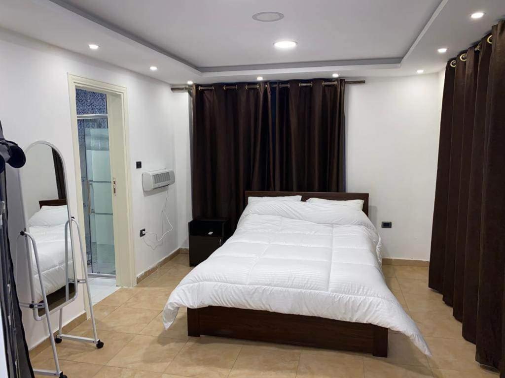 เตียงในห้องที่ The view