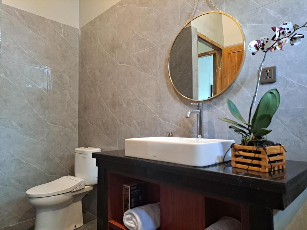 Koupelna v ubytování MAYURA BALI VILLA