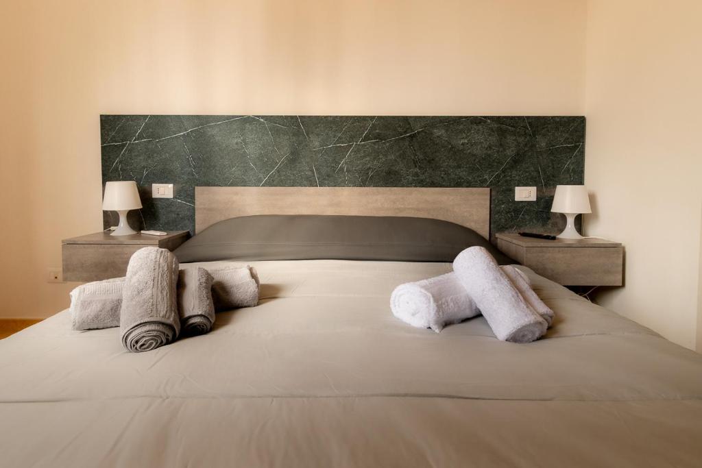 - une chambre avec un lit et des serviettes dans l'établissement Appartamento a pochi passi dalla metro, con ingresso privato, à Rome