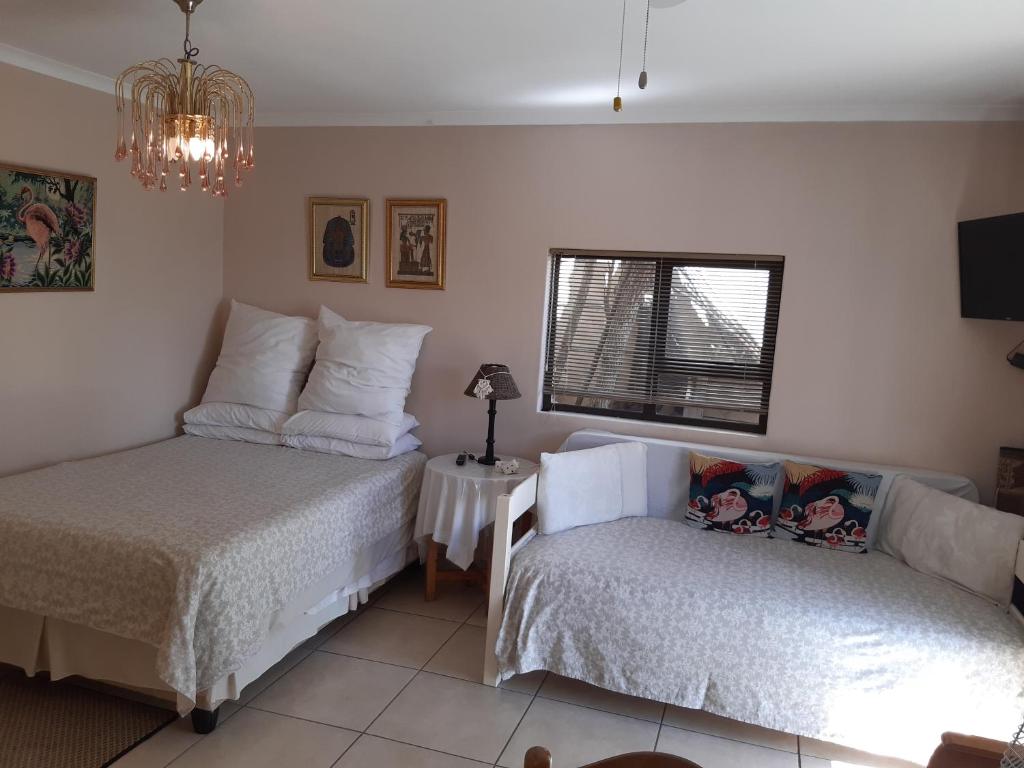 Ένα ή περισσότερα κρεβάτια σε δωμάτιο στο Cosy studio garden cottage