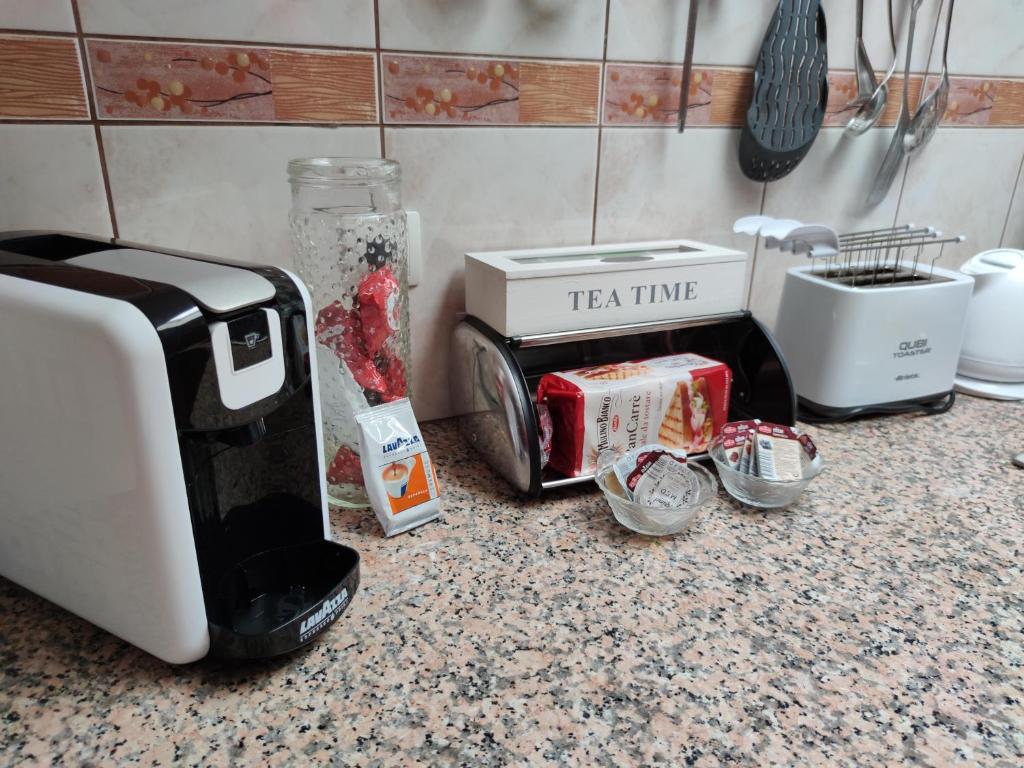 Zestaw do parzenia kawy i herbaty w obiekcie Margarita