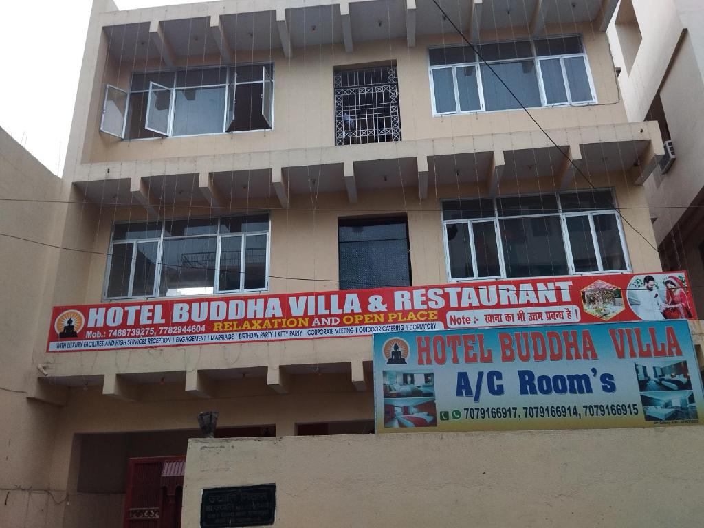 ein Gebäude mit einem Banner auf der Seite in der Unterkunft Buddha villa in Patna