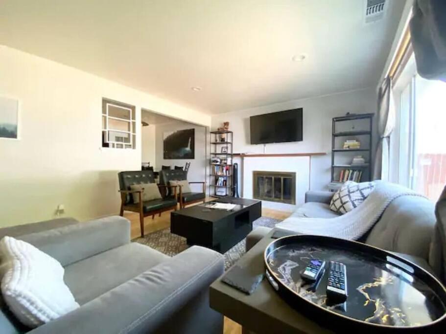 Et opholdsområde på SunHouse 1410sqft BBQ 3xTVs Pets W/D Backyard