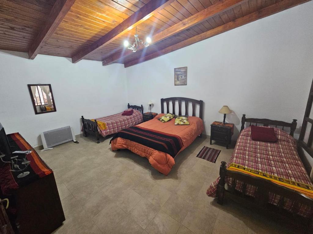 1 Schlafzimmer mit 2 Betten in einem Zimmer in der Unterkunft CASA EN VAQUEROS SALTA CAPITAL PARA 8 PERSONAS in Vaqueros