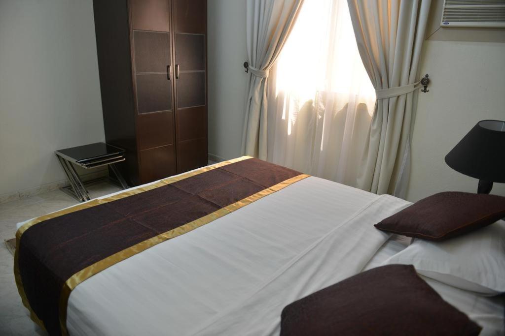 A bed or beds in a room at العلمين للشقق المخدومة