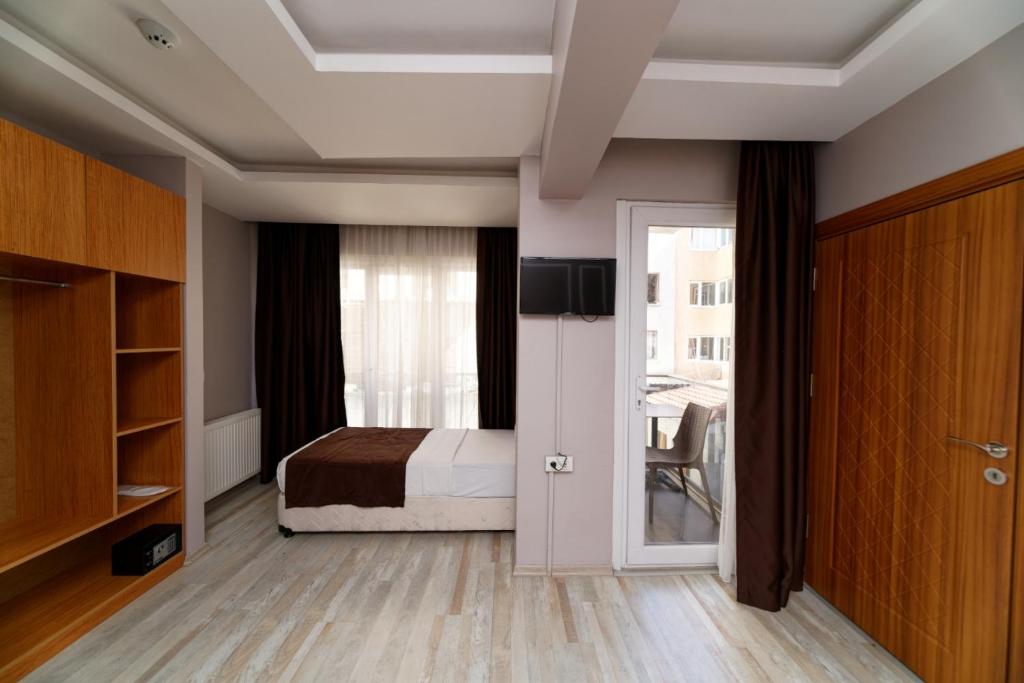 - une chambre avec un lit et une fenêtre dans l'établissement Kral Suit Apartment & Hotel, à Istanbul