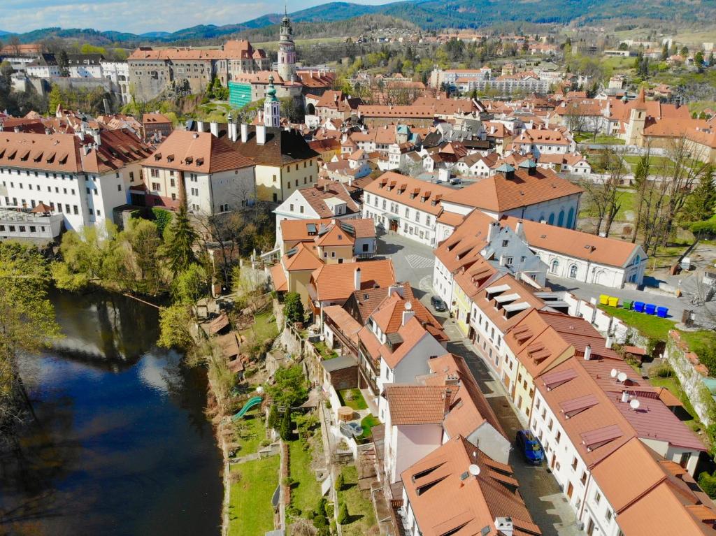 Nespecifikovaný výhled na destinaci Český Krumlov nebo výhled na město při pohledu z penzionu