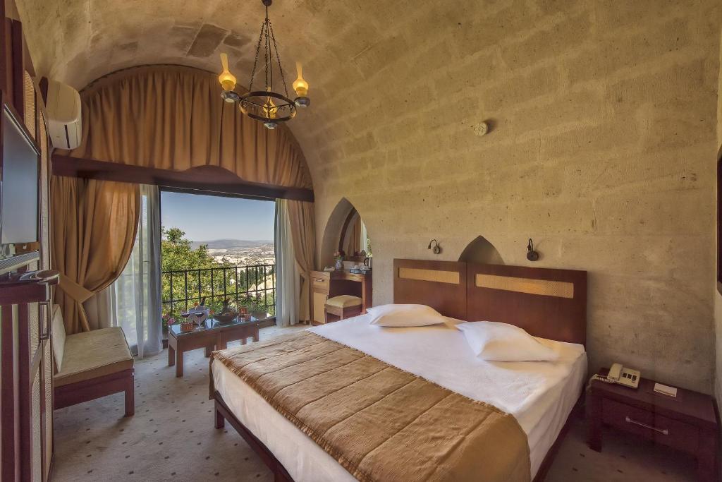 Uchisar Kaya Otel - Arched Room With Panaromic View