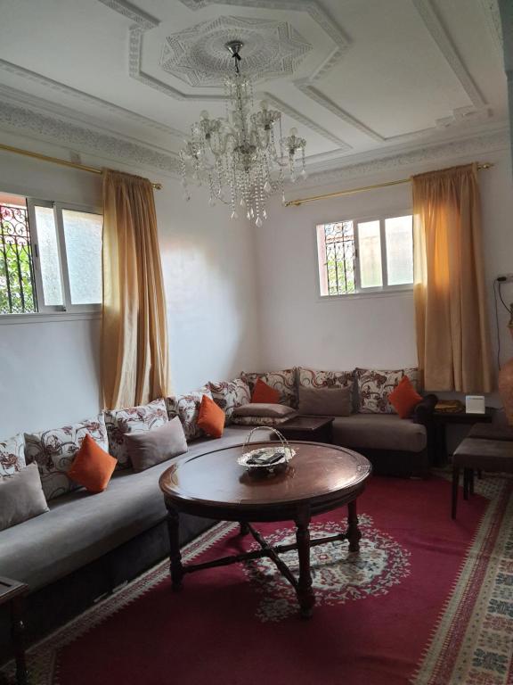 Marrakech في مراكش: غرفة معيشة مع أريكة وطاولة