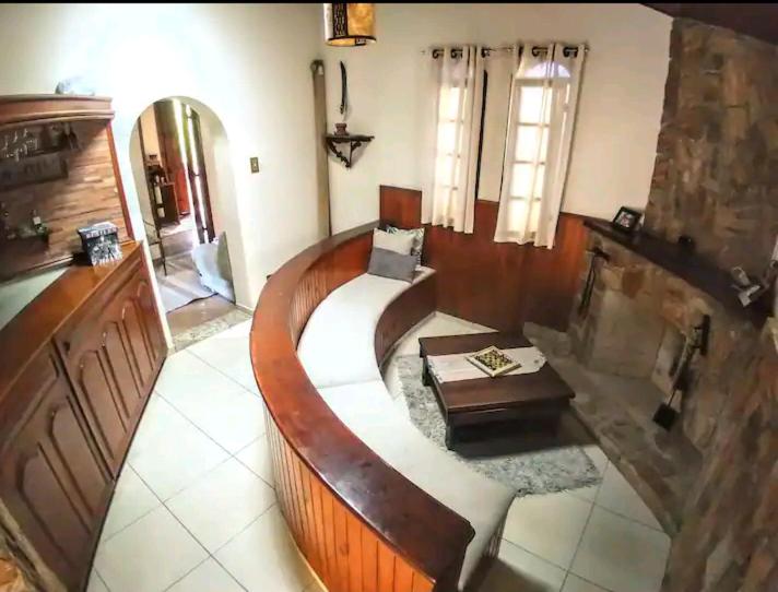 ein Wohnzimmer mit einem Sofa und einem Tisch in der Unterkunft Casa Colonial in São Lourenço